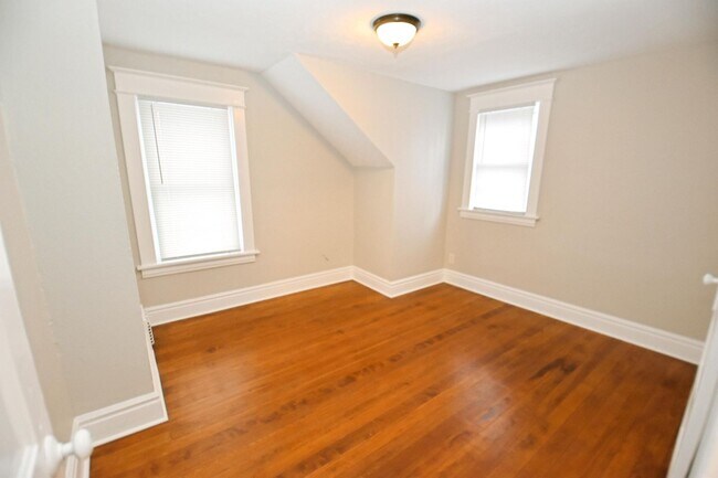Building Photo - Close to Notre Dame, newly remodeled 3 bed...