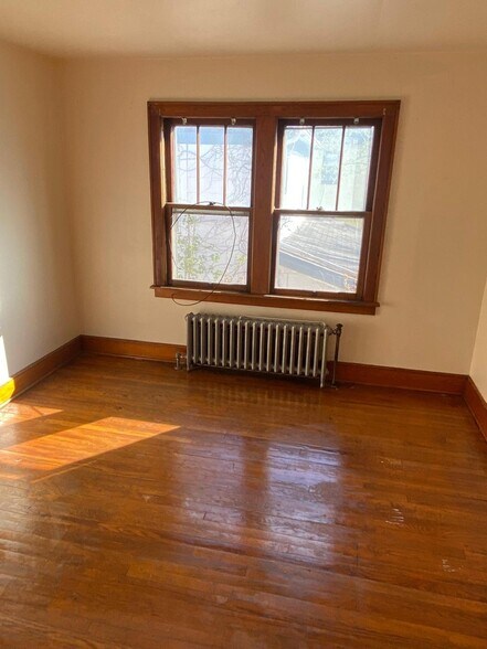 Building Photo - 139 Beethoven St