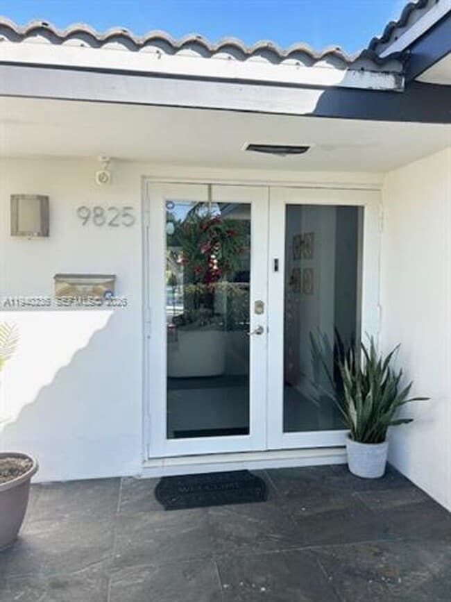 Building Photo - 9825 Palmetto Club Dr