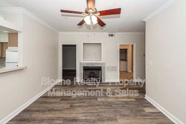 Building Photo - 700 Daniel Ellis Dr