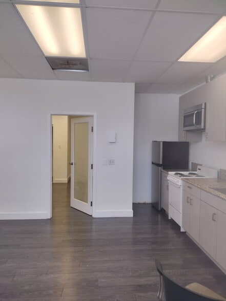 Building Photo - 7450 Girard Ave