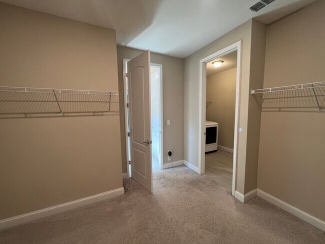 Building Photo - Beautiful 4/3 Carter Hall Home!