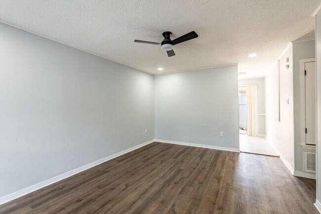 Building Photo - 9000 Woodbine Dr
