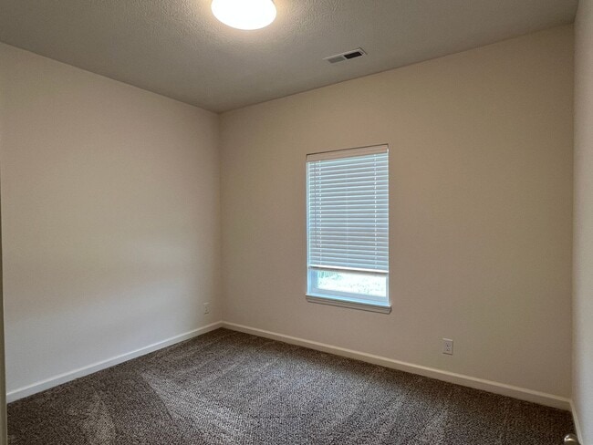 Building Photo - Almost new 3B2B plus den+fenced yard
