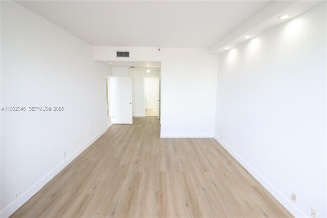 Building Photo - 151 Crandon Blvd