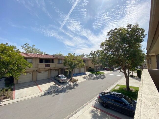 Building Photo - Upper End Unit With Direct Garage Access