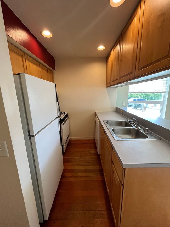 Building Photo - 3 Bed 1.5 Bath Townhouse w/ Garage Close t...
