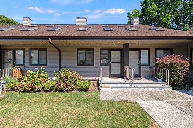 Building Photo - 2437 Bedford St