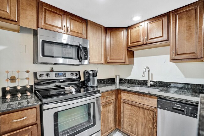 Building Photo - 417 NE 17th Ave