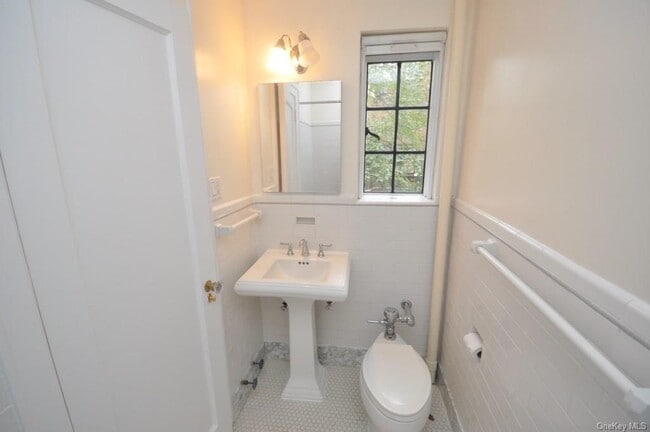 Building Photo - 155 Garth Rd