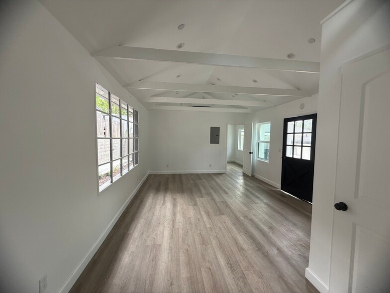 Building Photo - 3059 Sycamore Ave