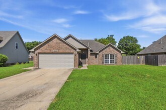 Building Photo - Claremore | 3 Bed | 2 Bath | Large Backyard