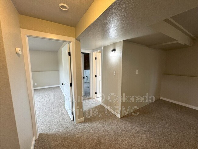 Building Photo - 1480 Hiawatha Dr