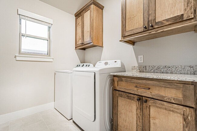 Building Photo - Beautiful home awaits you!