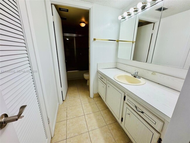 Building Photo - 18011 Biscayne Blvd