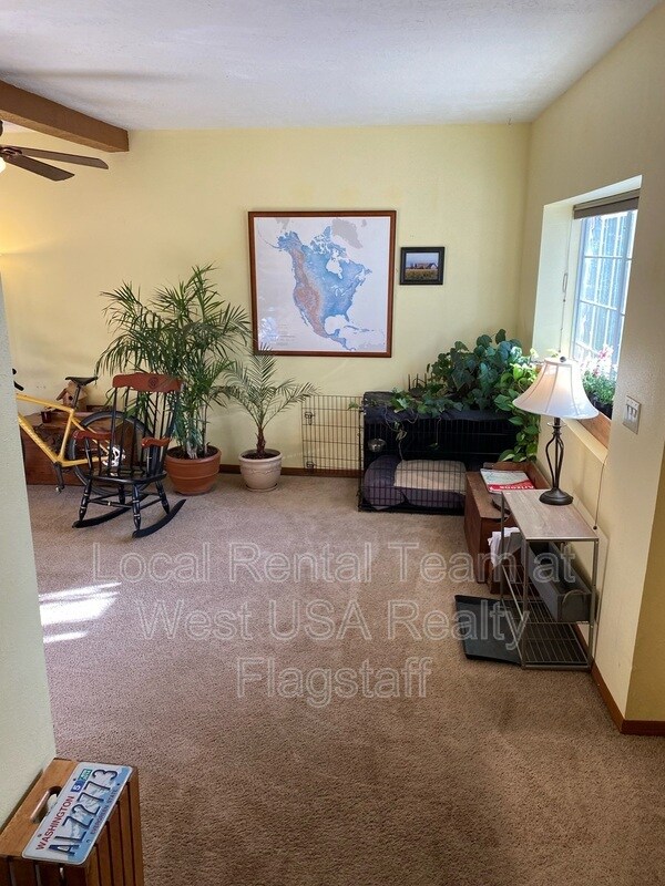 Building Photo - 1620 N Sunset Dr