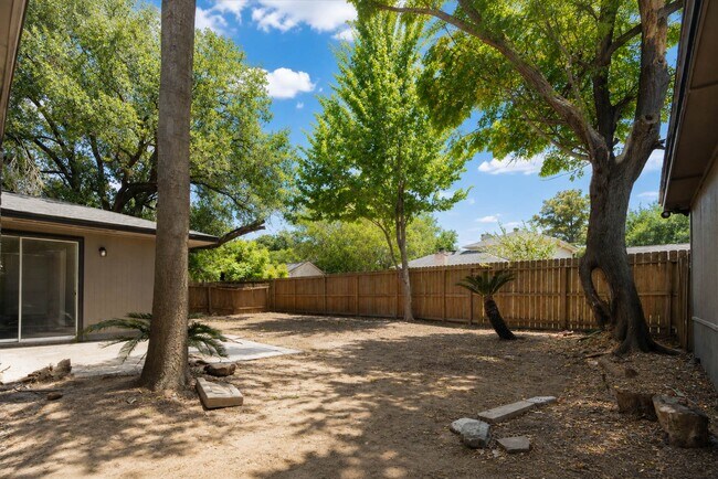 Building Photo - 15811 Pathfield Dr