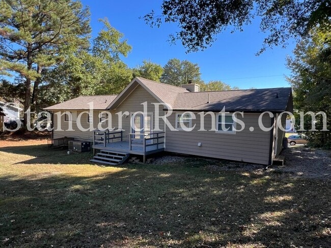 Building Photo - Ranch with Large Yard!