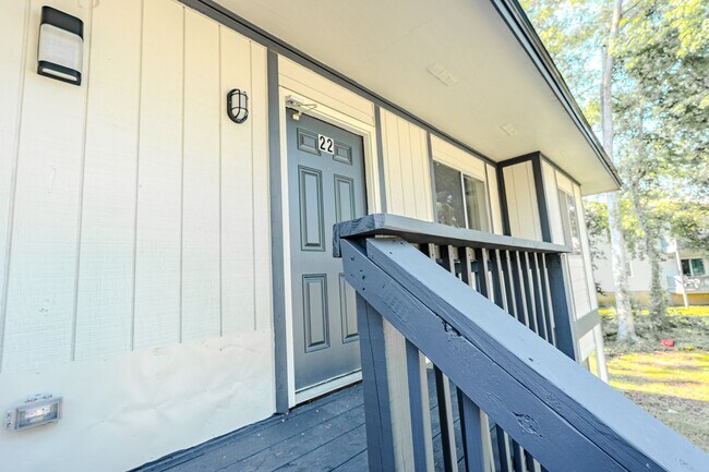 Building Photo - Renovated 2 bed/ 1 bath!