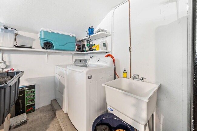 Building Photo - 49 River Dr