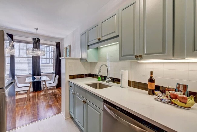 Building Photo - 518 Lamar Ave