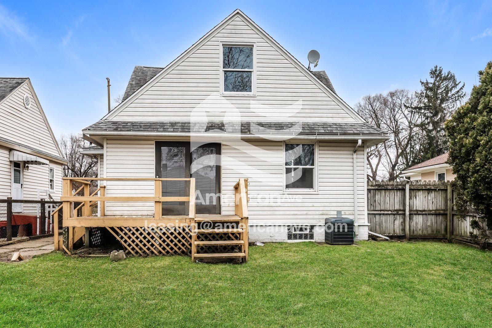 Building Photo - 529 E Victoria St