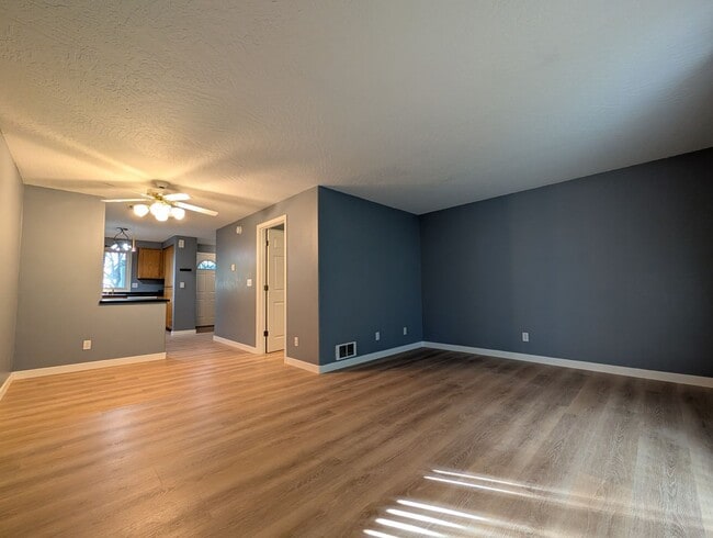 Building Photo - 2-Bedroom, 1.5-Bath Sunset Meadow Townhous...