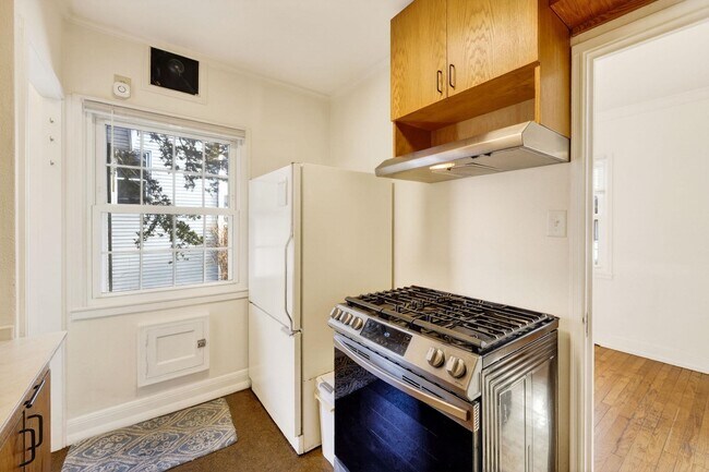 Building Photo - 514 W Lakeside St