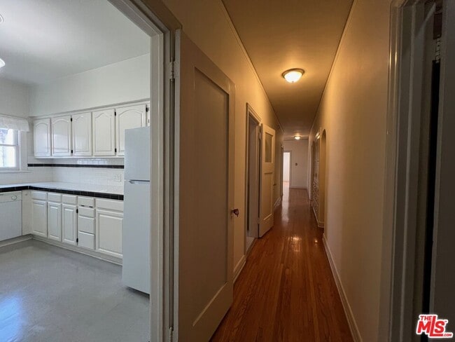 Building Photo - 145 N Sycamore Ave