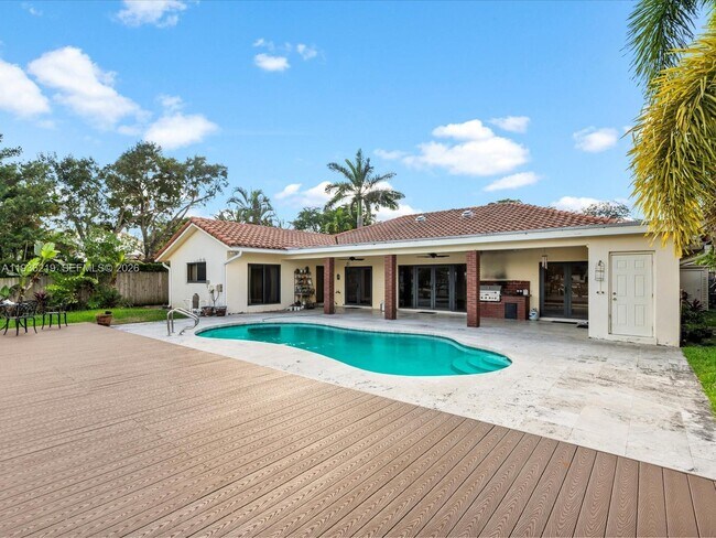 Building Photo - 21151 NE 22nd Ct