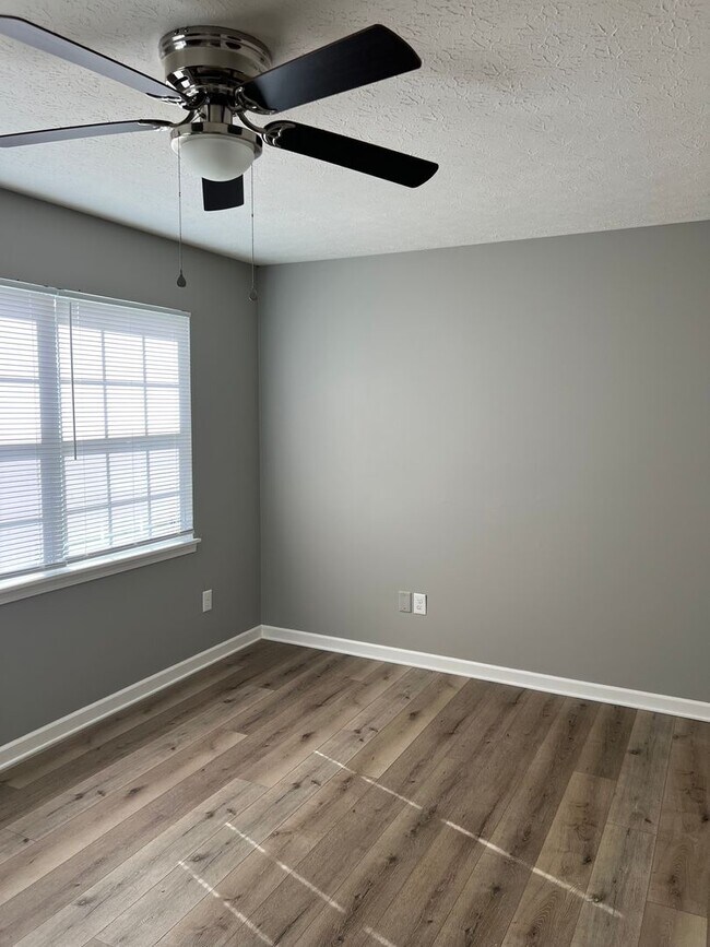 Building Photo - 2 Bed/ 1.5 Bath Townhome