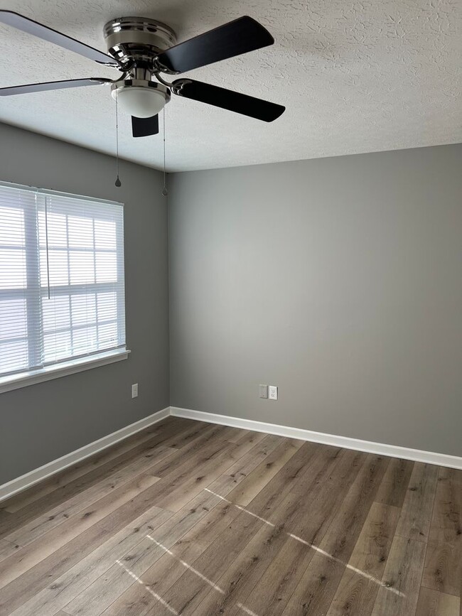 Building Photo - 2 bedroom 1.5 bath townhome