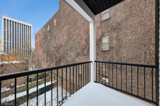 Building Photo - 52 James St