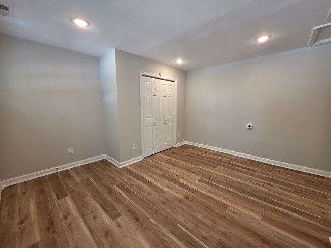Building Photo - 516Vaughan Avenue
