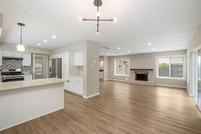Building Photo - 2207 Brook View Ln