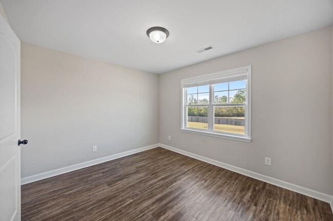 Building Photo - Welcome to Peyton's Lake!