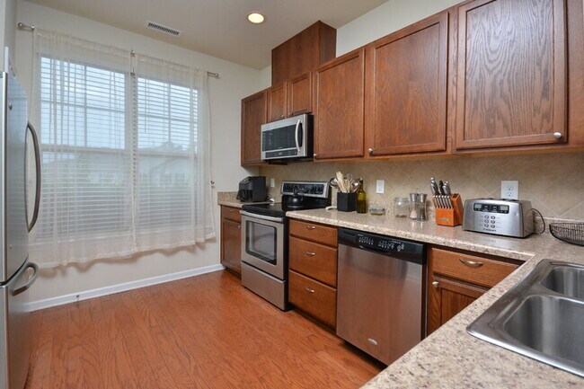 Building Photo - Modern 2BR/2.5BA Townhome in Stratford Lakes – Minutes to Southpoint & Downtown Durham! - Free 1/...