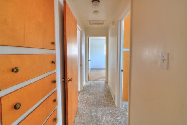 Building Photo - Available immediately 2 bedroom 1 bath in ...