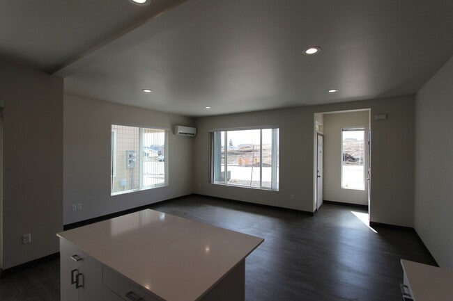 Building Photo - Modern design 3 bed, 2.5 bath duplex