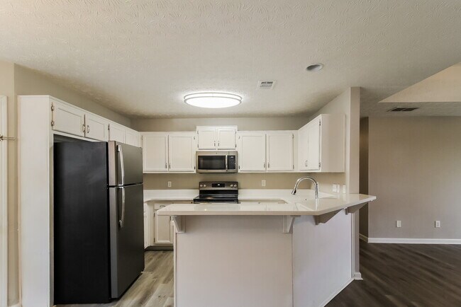 Building Photo - 25 Woodland Dr