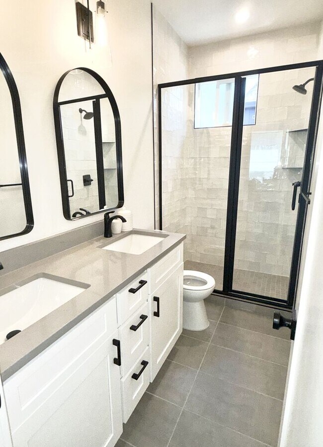 Building Photo - LUX 3BD, 2.5BA University Hills Townhome w...