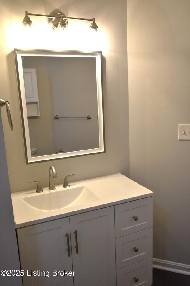 Building Photo - 4313 Hickoryview Dr