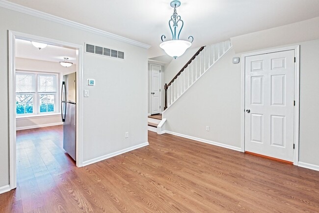 Building Photo - 3 bedroom, 2.5 bath in Mendenhall Village