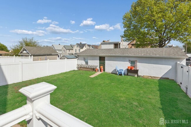 Building Photo - 327 Main St