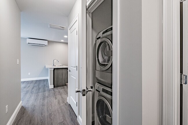 Building Photo - 8 Friendly Way