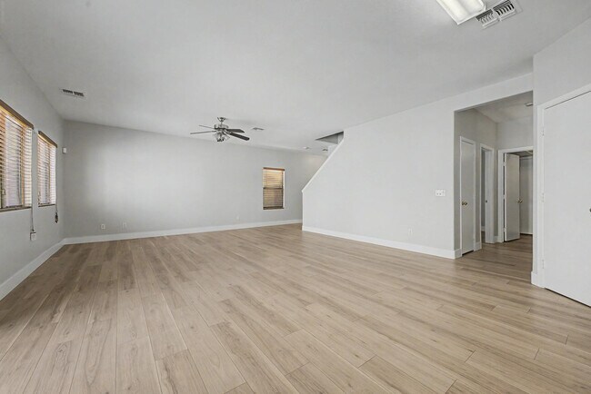 Building Photo - 7042 W Mercer Ln