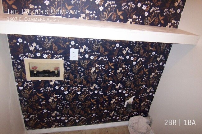 Building Photo - 1607 E Commercial St