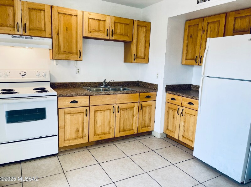 Building Photo - 3817 S Queen Palm Dr