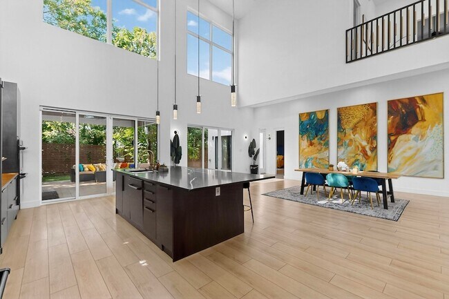 Building Photo - 3946 N Cresthaven Rd