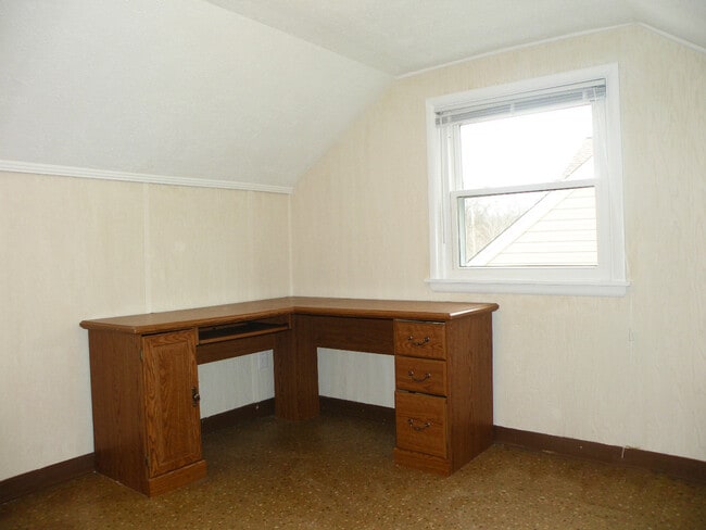 Building Photo - 3 Bed - 2 Full Bath Cape Cod for Rent in E...
